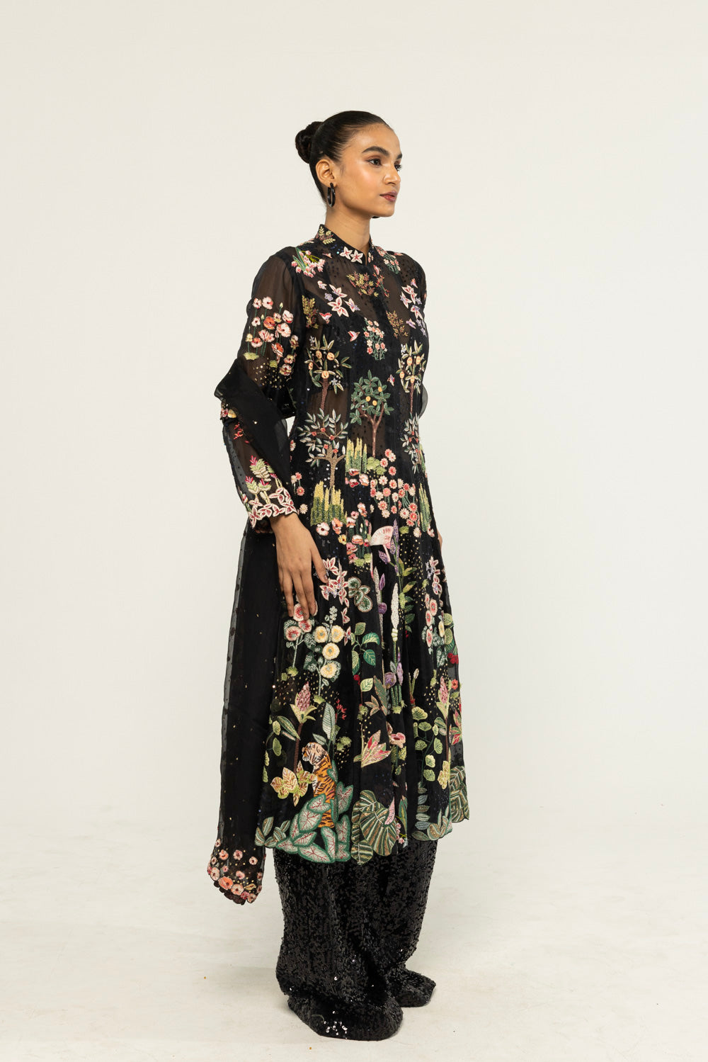 Verdure Hand-Embroidered Kurta Set in Black