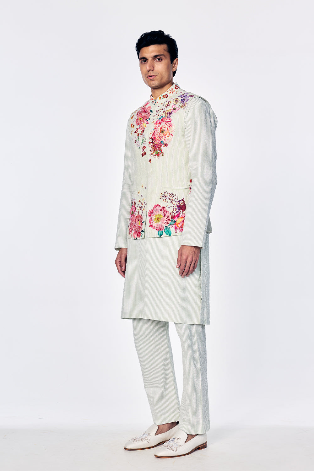 Bandi With Engineered Bouquet Embroidery In Mint