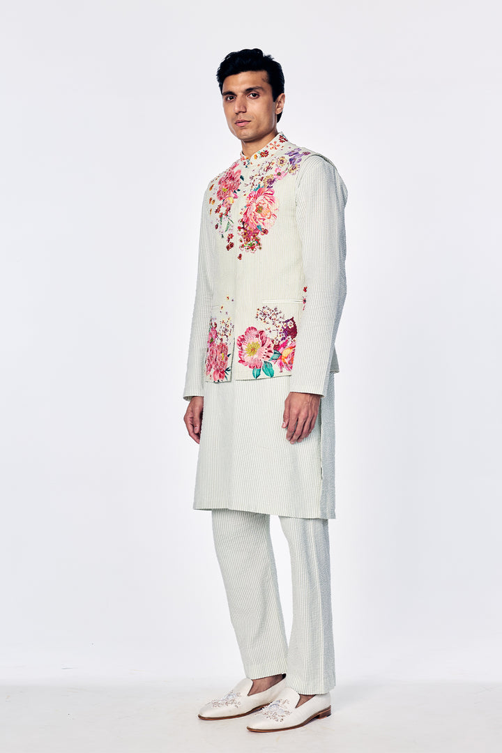 Bandi With Engineered Bouquet Embroidery In Mint