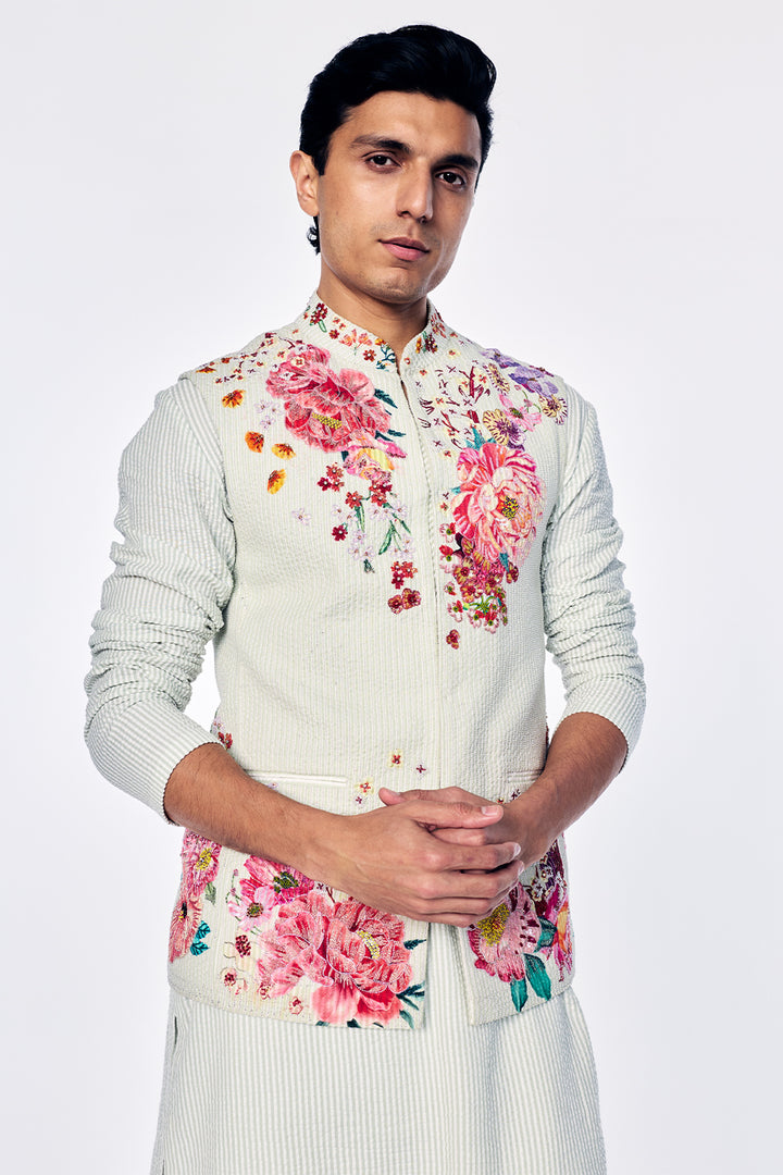 Bandi With Engineered Bouquet Embroidery In Mint