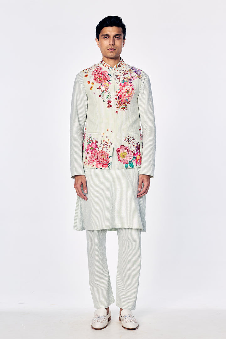 Bandi With Engineered Bouquet Embroidery In Mint